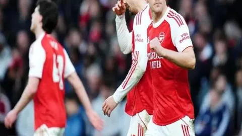 阿诺德离队范迪克留阵，麦卡有望接棒利物浦副队长